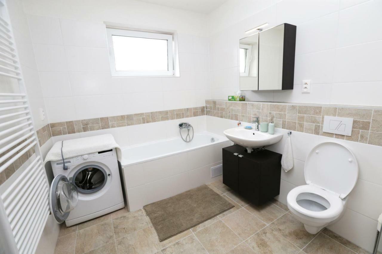 Samorin - Apartment In The Center - Private Parking - Klimatizacia מראה חיצוני תמונה